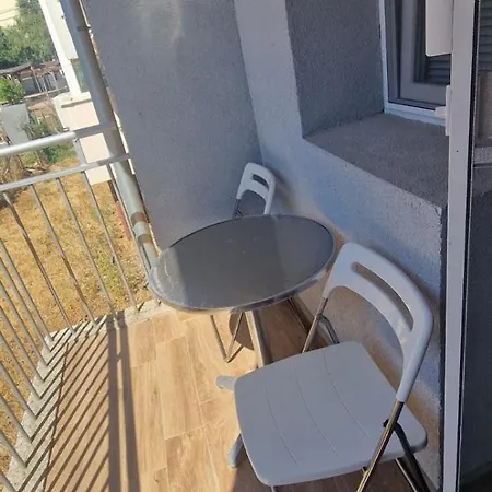 Apartment дар *